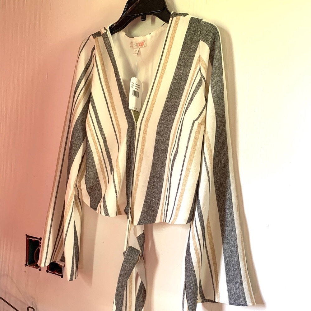 NWT GB-Gianni Bini Cropped top with Bell sleeves.